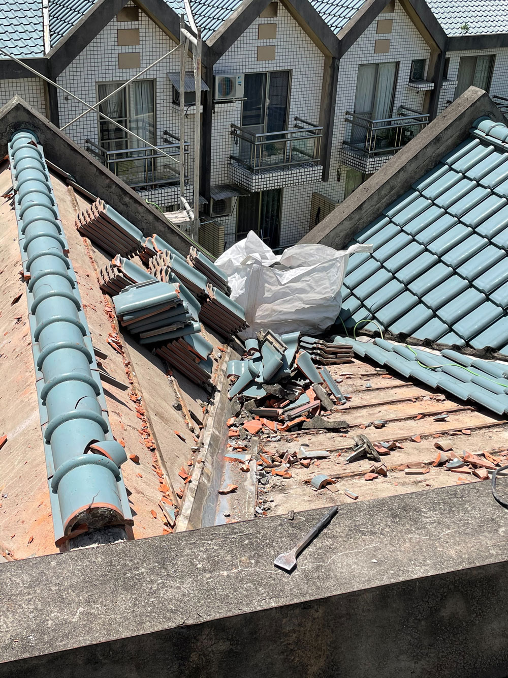 透天屋頂漏水，琉璃瓦拆除，查漏水源再做防水防護